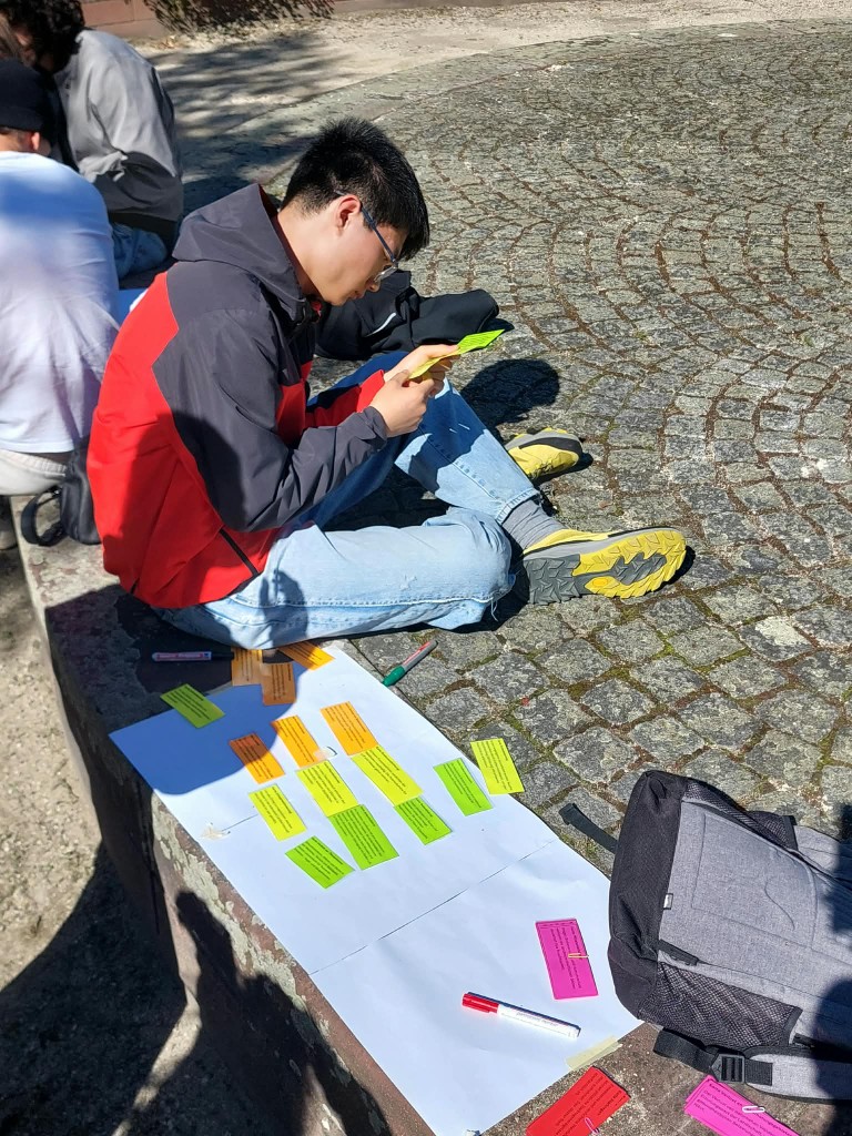 Schüler bei einer Gruppenarbeit mit farbigen Karten während des Klimatags